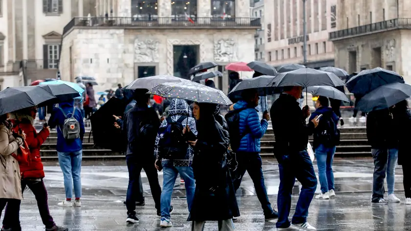 Maltempo e pioggia in centro a Milano, 2 novembre 2023./// Bad weather and rain in Milan, Italy, 02 November 2023. The Atlantic storm Ciaran driven by a deep cyclone near the British Isles will be in Italy in the next few hours over the northern and central Tyrrhenian regions. The weather will be disturbed until Sunday, then high pressure will be back. ANSA/MOURAD BALTI TOUATI