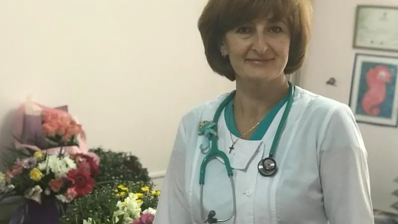 Olha con la sua divisa da dottoressa a Latisana