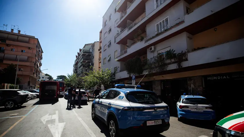 Le forze dellÕordine intervengono dove un uomo si barricato in casa in un immobile in via Terni a San Giovanni, Roma, 17 giugno 2024. ANSA/ANGELO CARCONI