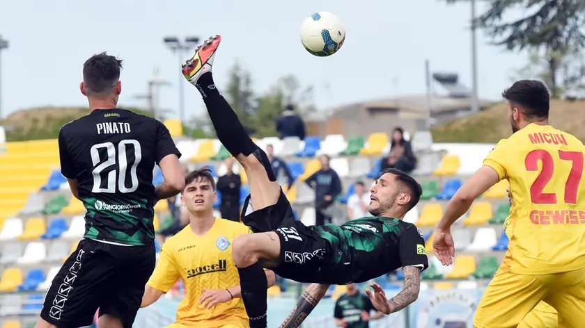 Rovesciata di Pirrello nel match che ha visto il successo dei neroverdi contro l’Albinoleffe (foto Brisotto/Petrussi)