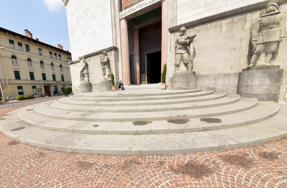 Udine 20 Luglio 2017 macchie di unto sagrato tempio ossario Copyright Petrussi Foto Press Turco Massimo