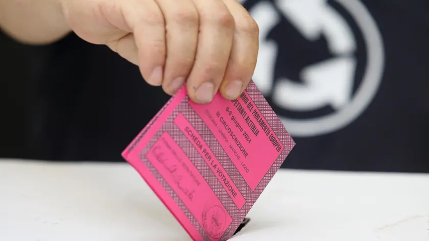 Europee, una scheda elettorale della circoscrizione cenrale viene inserita nell'urna. Veroli (FR), 9 giugno 2024. ANSA / ANTONIO NARDELLI --- European elections, a ballot paper from the central constituency is placed in the ballot box. Veroli (Frosinone - Italy), 9 June 2024. ANSA/ANTONIO NARDELLI
