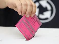 Europee, una scheda elettorale della circoscrizione cenrale viene inserita nell'urna. Veroli (FR), 9 giugno 2024. ANSA / ANTONIO NARDELLI --- European elections, a ballot paper from the central constituency is placed in the ballot box. Veroli (Frosinone - Italy), 9 June 2024. ANSA/ANTONIO NARDELLI