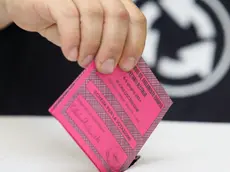 Europee, una scheda elettorale della circoscrizione cenrale viene inserita nell'urna. Veroli (FR), 9 giugno 2024. ANSA / ANTONIO NARDELLI --- European elections, a ballot paper from the central constituency is placed in the ballot box. Veroli (Frosinone - Italy), 9 June 2024. ANSA/ANTONIO NARDELLI