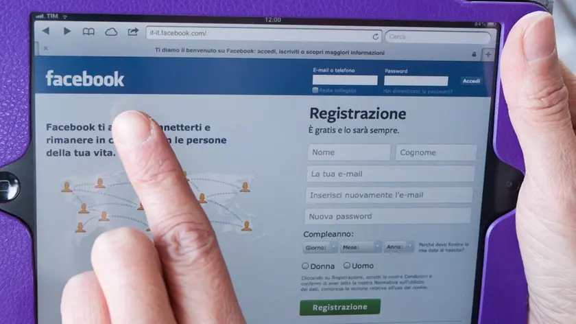 26/02/2013 Roma. Mini iPad. Tablet, Apple, Facebook app, applicazione, Fb, social network, registrazione