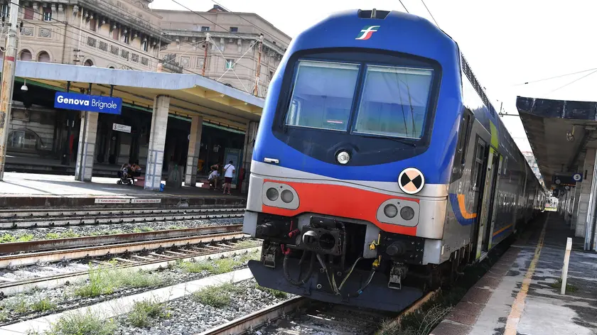 Un treno regionale alla stazione ferroviaria di Genova Brignole, 16 agosto 2019. In mattinata sono stati soppressi 10 treni regionali a causa della mancanza di personale. ANSA/LUCA ZENNARO