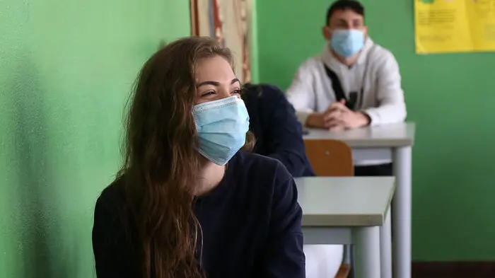 Studenti di nuovo in classe nelle scuole professionali di Padova e provincia per preparare gli esami di qualifica e di diploma. All'Enaip di Conselve (corsi per meccanici e servizi commerciali delle vendite) gli alunni hanno seguito le lezioni con la mascherina, seduti dietro a banchi distanziati, 10 giugno 2020. ANSA/NICOLA FOSSELLA