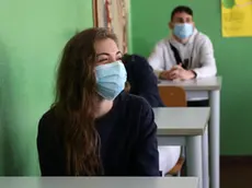 Studenti di nuovo in classe nelle scuole professionali di Padova e provincia per preparare gli esami di qualifica e di diploma. All'Enaip di Conselve (corsi per meccanici e servizi commerciali delle vendite) gli alunni hanno seguito le lezioni con la mascherina, seduti dietro a banchi distanziati, 10 giugno 2020. ANSA/NICOLA FOSSELLA