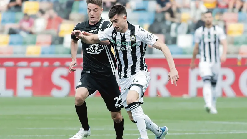 Giulio Maggiore duella con Pussetto allo stadio Friuli nell’ultima partita giocata in casa dai bianconeri, quella persa contro lo Spezia che festeggiò anche un gol del centrocampista