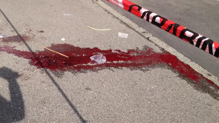 La macchia di sangue di una delle tre persone aggredite da un uomo armato di piccone a Milano, 11 maggio 2013. ANSA/ SALVATORE GARZILLO
