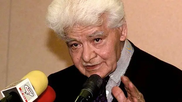 MODENA, 29 LUG - DI BELLA: CONFERENZA STAMPA DEL PROFESSORE MODENESE. Il Prof.Luigi Di bella (sin), affiancato dal suo avvocato, Enrico aimi (des), durante le conferenza stampa di questo pomeriggio all'Hotel raffaello di Modena. GIORGIO BENVENUTI / ANSA