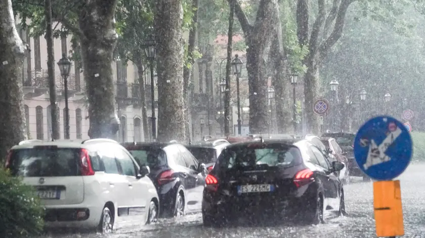 Pioggia intensa e forte vento si sono abbattuti su Torino, 22 giugno 2021. Ancora allerta gialla per i temporali in tutto il Piemonte a nord del Po. Dalla Val Po all'Ossola, sulle colline e sulle pianura torinese e settentrionale il maltempo potrà essere accompagnato da fulmini, locali allagamenti, isolati fenomeni franosi e caduta di alberi. Sono gli effetti - spiega Arpa (Agenzia regionale per la protezione ambientale) della posizione del Piemonte al confine tra un anticiclone esteso dal bacino del Mediterraneo all'Europa orientale e un'area depressionaria dalla Scandinavia alla penisola iberica. Il tempo resterà variabile fino a giovedì. ANSA/TINO ROMANO