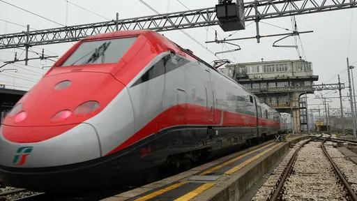 20081215 - BOLOGNA - FIN - TAV: TRENO FERMO NEL CASERTANO, RIPARTITO DOPO DUE ORE; Il treno alta velocita' freccia rossa delle ferrovie dello stato fotografato nella stazione di Bologna. Stamani i primi problemi; il convoglio diretto a Napoli è ripartito dopo due ore di sosta, dopo esser rimasto bloccato nella stazione di Gricignano d'Aversa, nel Casertano. Lo stop alla linea, per effettuare i lavori di riparazione di un pantografo, aveva provocato il blocco di un altro convoglio che lo seguiva. Momenti di tensione si erano verificati tra una parte dei passeggeri ed il capo treno, tanto da rendere necessario l'intervento della polizia. ANSA/GIORGIO BENVENUTI/I51.