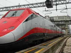 20081215 - BOLOGNA - FIN - TAV: TRENO FERMO NEL CASERTANO, RIPARTITO DOPO DUE ORE; Il treno alta velocita' freccia rossa delle ferrovie dello stato fotografato nella stazione di Bologna. Stamani i primi problemi; il convoglio diretto a Napoli è ripartito dopo due ore di sosta, dopo esser rimasto bloccato nella stazione di Gricignano d'Aversa, nel Casertano. Lo stop alla linea, per effettuare i lavori di riparazione di un pantografo, aveva provocato il blocco di un altro convoglio che lo seguiva. Momenti di tensione si erano verificati tra una parte dei passeggeri ed il capo treno, tanto da rendere necessario l'intervento della polizia. ANSA/GIORGIO BENVENUTI/I51.