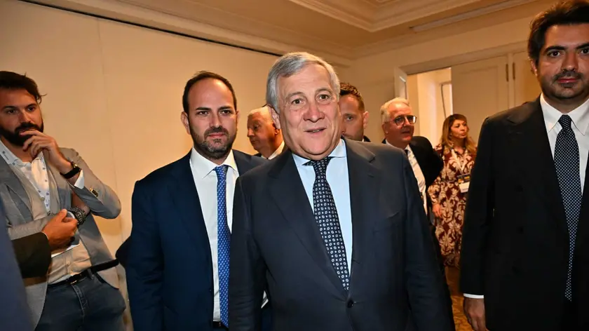 Il presidente Dei Giovani Imprenditori Riccardo Di Stefano il ministro degli esteri Antonio Tajani, durante il 53' convegno dei Giovani Imprenditori, Diritti al voto, in svolgimento all'hotel Excelsior. Rapallo, 01 giugno 2024. ANSA/LUCA ZENNARO