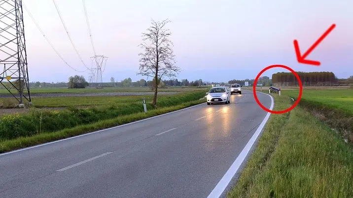 Muzzana 12 aprile 2015 Statale per Castions. Panoramiche del luogo dell' incidente mortale dell'11 aprile. Nella foto il cartellone colpito dalla moto (nel cerchio indicato dalla freccia) visto guardando verso Castions. Visibile nell'erba la probabile traiettoria presa dalla moto. Copyright Foto Petrussi / Ferraro Simone