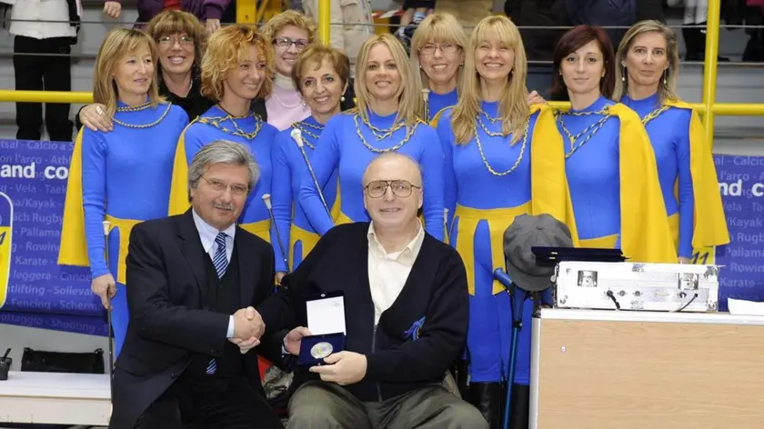 Il presidente del Gruppo Twirligh di Lignano Luigi Fantuzzo (primo da destra) premiato in occasione dei festeggiamenti per i 35 anni di attività della società