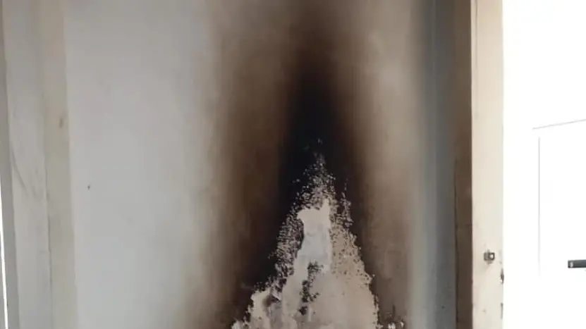 I danni dell’incendio nella casa di Sacile