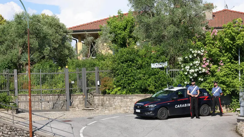 Carabinieri nei pressi della casa di Giacomo Bozzoli, a Soiano, condannato all’ergastolo per l’omicidio dello zio Mario Bozzoli, Brescia 2 luglio 2024. ANSA/FILIPPO VENEZIA