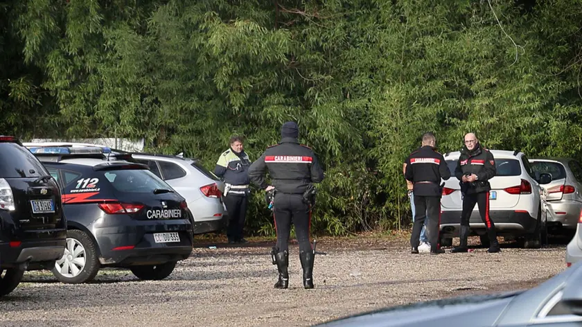 Le forze dell'ordine al Laghetto Alcione, luogo dell'omicidio dopo la festa di Capodanno