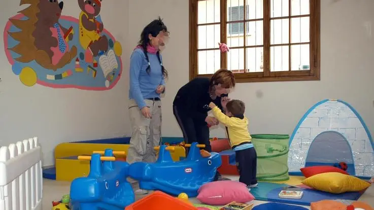 Una immagine di archvio di un asilo nido. Il 12,7% dei bambini zero-tre anni anni ha usufruito del servizio degli asili nido e dei servizi integrativi. La copertura territoriale del servizio è del 78,4%. Lo afferma l'Istat che oggi ha diffuso i dati sull'offerta comunale di asili nido nell'anno scolastico 2008-09. L'offerta è aumentata ma è ancora "molto limitata".ANSA/LUCA CASTELLANI/archvivo - coc