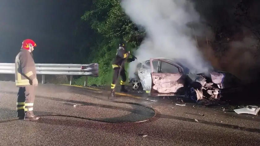 I vigili del fuoco durante le operazione di spegnimento dell'incendio