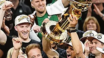 I Boston Celtics alzano il trofeo