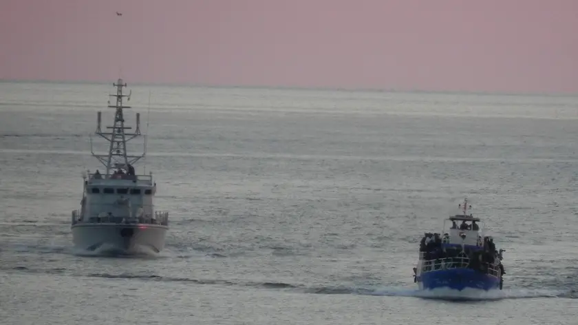 Prosegue senza sosta l'ondata di sbarchi dalla Tunisia verso Lampedusa. Mentre le motovedette della Guardia Costiera scortavano i tre barconi soccorsi nel pomeriggio, con 287 immigrati appena approdati in porto, altre due ''carrette'' venivano intercettate da una nave della Marina Militare. Anche in questo caso si tratta di due vecchi motopesca, ciascuno con un centinaio di persone a bordo. Tra ieri e oggi sono oltre 2 mila i profughi tunisini giunti a Lampedusa, un numero destinato a crescere con il passare delle ore visto che gli aerei in servizio di pattugliamento nel Canale di Sicilia hanno segnalato altri barconi in navigazione che si trovano ancora nelle acque territoriali tunisine. ANSA/FRANCESCO TERRACINA