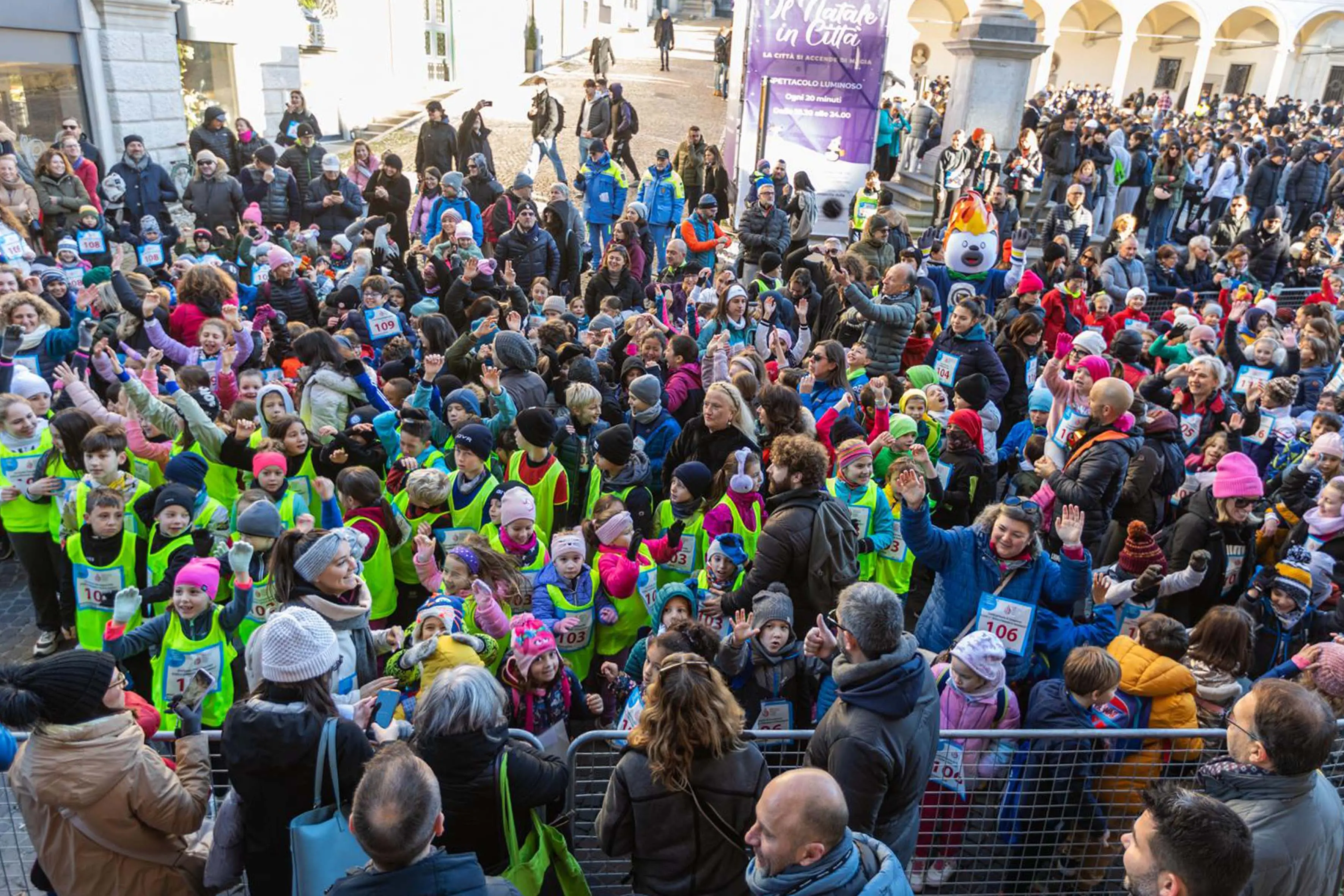 La 26esima edizione della Staffetta Telethon ha visto Udine animata da 870 squadre, per un totale di oltre 22mila partecipanti, tra cui 1.500 studenti. L'evento, che si è svolto dal 30 novembre al 1 dicembre, ha battuto un nuovo record di solidarietà, con la speranza di superare i 320mila euro di donazioni per la ricerca sulle malattie genetiche rare. Molti sportivi, tra cui il campione paralimpico Antonio Fantin, hanno preso parte all'iniziativa, insieme a tanti altri volontari e partecipanti, che hanno corso su un percorso di 1.920 metri nel cuore della città. Un grande successo, che ha coinvolto anche diverse associazioni e realtà locali. Foto Petrussi