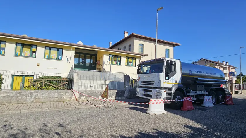 La cisterna parcheggiata davanti alla scuola elementare a Passons