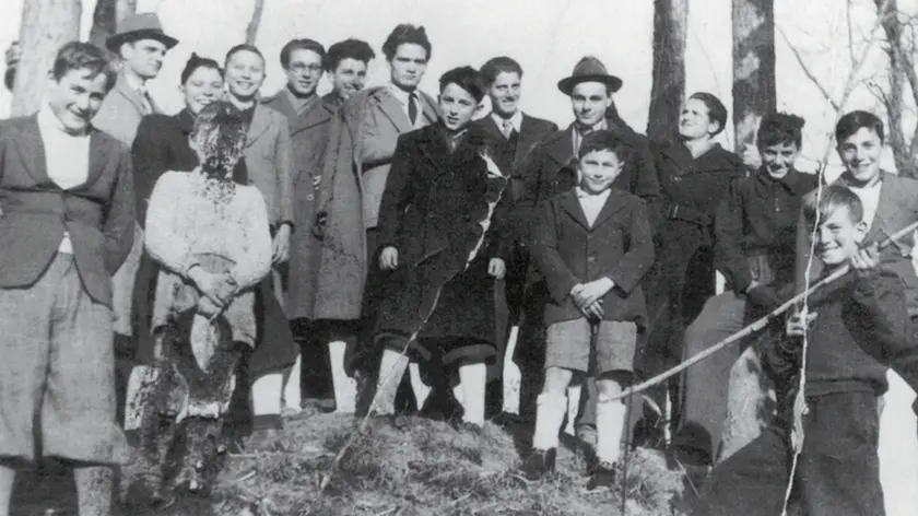Pier Paolo Pasolini con gli allievi dell'Academiuta in Friuli: il poeta era nato a Bologna ma fin da bambino trascorreva nel paese friulano le lunghe vacanze estive, a contatto con i parenti della famiglia materna