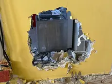 Il buco nella parete tramite il quale i ladri sono entrati in banca