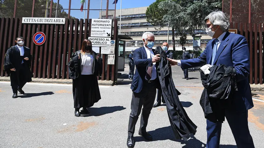 Il presidente del consiglio dell'ordine degli avvocati, Antonino Galletti (D), con le toghe consegnate dagli avvocati penalisti capitolini come forma di protesta a piazzale Clodio, a pochi metri dall'ingresso della cittadella giudiziaria, Roma, 22 maggio 2020. ANSA / ETTORE FERRARI