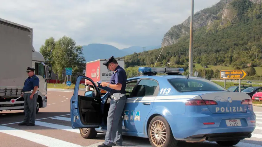 Tolmezzo (Amaro) 21 Settembre 2012. Comandante e pattuglia stazione Polizia Stradale di Amaro. Telefoto Copyright Petrussi Foto Press