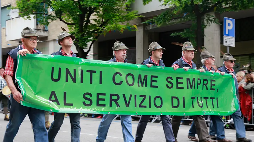 ADUNATA ALPINA - SFILATA E AUTORITA'