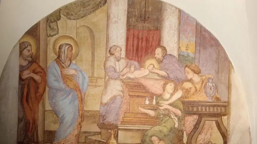 Un’immagine della lunetta del presbiterio della chiesa della Santissima di Polcenigo: uno dei dipinti che il sacerdote ha fatto restaurare