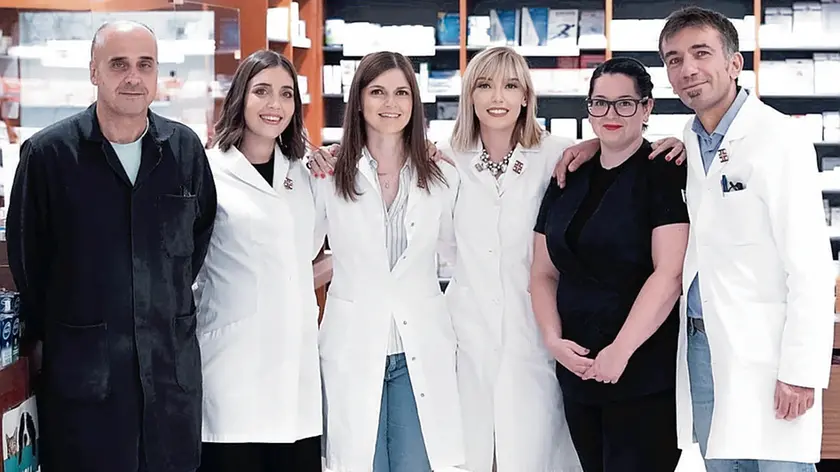Nella foto, Francesca Fioretti con lo staff della farmacia