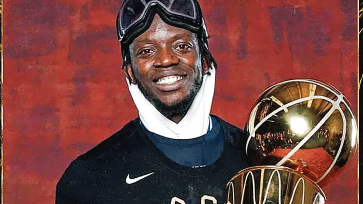 Reggie Jackson, con il Larry O Brian trophy di campione Nba
