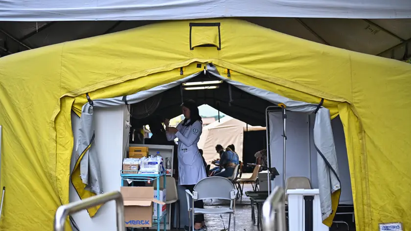 epa11172571 A medic works at a tent to treat suspected cases of dengue, in the administrative region of Sao Sebastiao, on the outskirts of Brasilia, Brazil, 20 February 2024 (issued 22 February 2024). In the midst of the worst peak in recent years, Brazil is fighting dengue door-to-door with fumigations and awareness campaigns among the population that seek to end the country's number one public enemy: the Aedes aegypti mosquito. So far this year, 715,000 cases and 135 deaths have been reported throughout Brazil, and another 481 deaths that could be related to the disease are being investigated, according to the latest figures from the Ministry of Health. EPA/Andre Borges