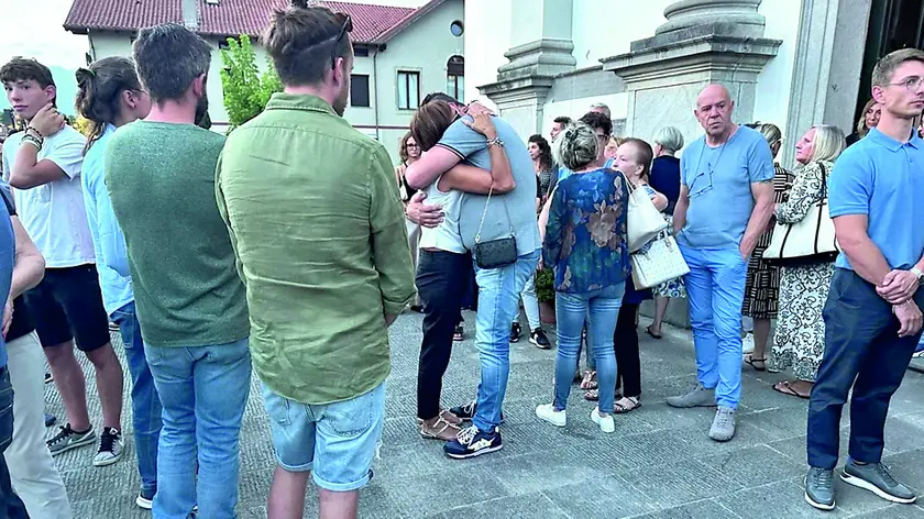 Sul sagrato della chiesa l’abbraccio di un amico alla mamma di Simone Fant