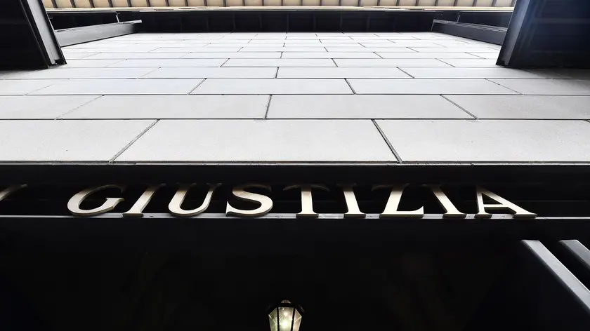 Cinquantanove imputati, tra i quali l'ex Ad di Aspi e di Atlantia Giovanni Castellucci, oltre 300 parti civili, un centinaio di avvocati. Numeri monstre per l'udienza preliminare sul crollo del ponte Morandi - il viadotto collassato il 14 agosto 2018 causando la morte di 43 persone - che inizierà venerdì a Genova nella tensostruttura allestita nel cortile di Palazzo di Giustizia per rispettare le norme anti-contagio. Un'udienza che partirà con la ricusazione del giudice Paola Faggioni da parte dei legali dell'ex amministratore delegato di Autostrade Giovanni Castellucci e altri cinque imputati. Si andrà avanti con tre udienze alla settimana, con calendarizzazione fino al 22 dicembre. ANSA/LUCA ZENNARO