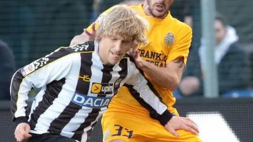 Udinese Dusan Basta (L) fights for the ball with Verona Alessandro Agostini during their serie A soccer match Udinese vs Verona at friuli stadium in Udine, 06 January 2014. ANSA/STEFANO LANCIA