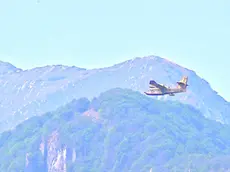 Uno dei Canadair in azione per lo spegnimento dei roghi in Friuli