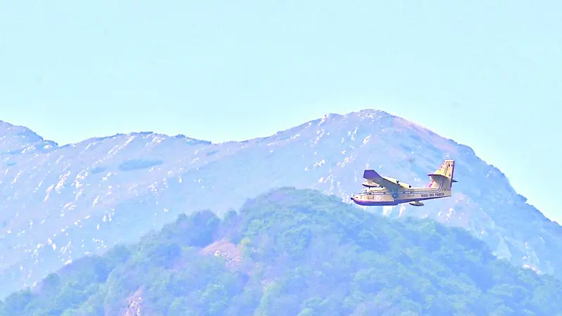 Uno dei Canadair in azione per lo spegnimento dei roghi in Friuli