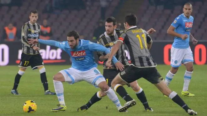 Napoli's Gonzalo Higuain (L) in action during the Italian Serie A soccer match SSC Napoli vs Udinese Calcio at San Paolo stadium in Naples, Italy, 07 December 2013. ANSA/CIRO FUSCO