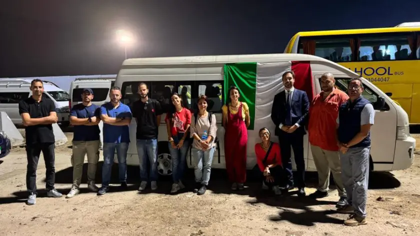 Il console Federico Novellino con i primi italiani usciti da Gaza, 1 novembre 2023. ANSA