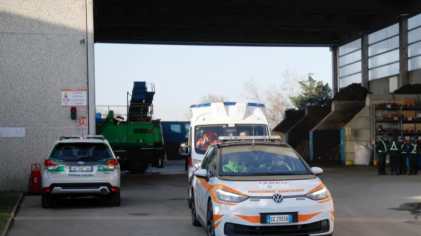 La polizia locale ed i soccorsi all'esterno della ditta Riam che si occupa della frantumazione di auto usate dove un operaio di 52 anni è morto in un incidente sul lavoro a Bollate, 27 dicembre 2022. ANSA/Alexander Pellegrin/Spf/