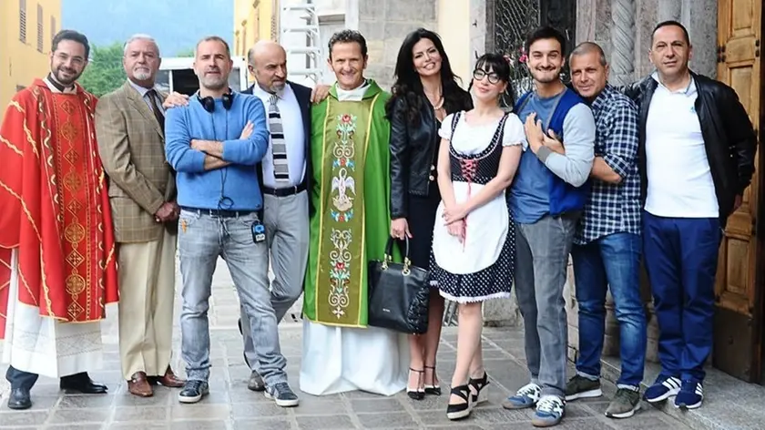 Enzo Salvi al centro, in abito talare, con parte del cast di “Din Don – Il ritorno” il 29 dicembre su Italia 1