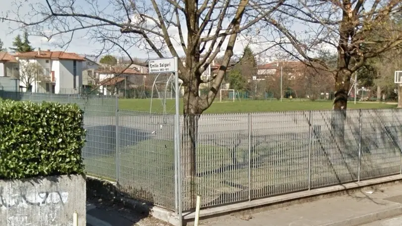 L’area verde Salgari in via Del Bon: lo straniero è stato denunciato