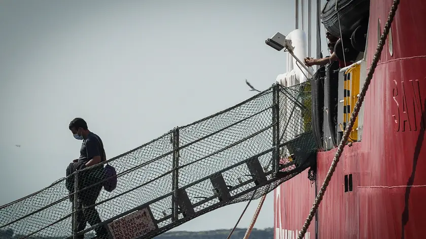 Lo sbarco dei migranti dopo l'arrivo a Napoli della nave Life Support di Emergency con a bordo 41 persone soccorse nei giorni scorsi nelle acque internazionali della zona Sar libica, 01 agosto 2024./// Migrants disembark following the arrival of the Emergency Life Support ship with 41 people on board rescued in recent days in the international waters of the Libyan SAR zone, in Naples, southern Italy, 01 August 2024. ANSA/CESARE ABBATE